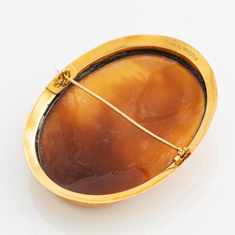 Brooch 18K gold with shell cameo.