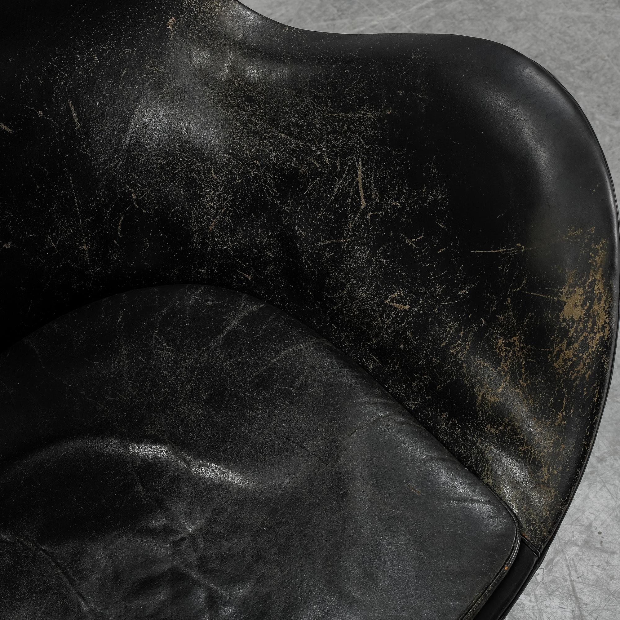 An 'Egg chair' by Arne Jacobsen for Fritz Hansen, designed 1958.