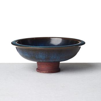 Wilhelm Kåge, a "Farsta" stoneware lidded jar and a footed bowl, Gustavsberg studio, one dated 1956.