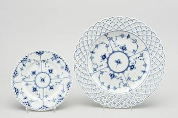 A 30 pcs Royal Copenhagen Musselmalet porcelain service.