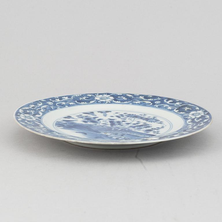 A set with 3 blue and white dinner plates, early 18th Century.