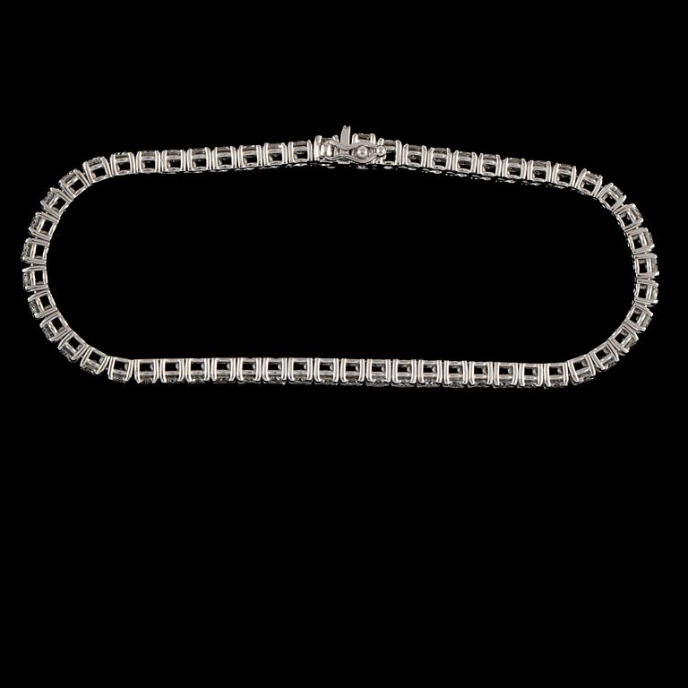 ARMBAND, 18k vitguld med briljantslipade diamanter, 5.02 ct. Vikt 12,4 g.