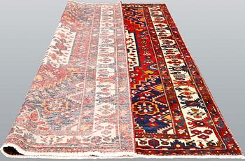 A Bakhtiari carpet, approx. 318 x 223 cm.