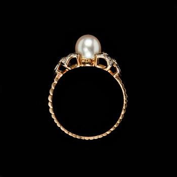 RING, 18k guld med odlad pärla och små diamanter. Vikt 3 g.