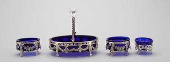 BONBONJÄR samt SALTKAR, 2+1, silver, blå glasinsats, tyska stämplar. 1900-tal.