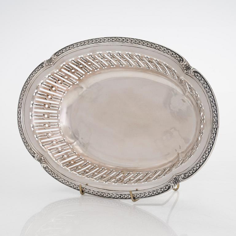 A  French silver centre-piece bowl, marked André Aucoc, Paris, around the turn of the century 1800/1900.