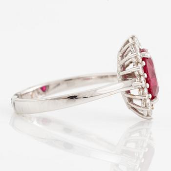 Ring 18K vitguld med en fasettslipad rubin och runda briljantslipade diamanter.