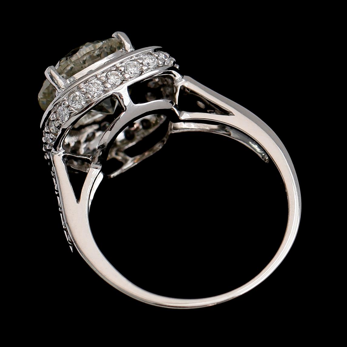 RING, 18 k vitguld, briljantslipad diamant ca 3.85 ct, samt briljantslipade diamanter tot ca 0.74 ct, totalt ca 4.59 ct.
