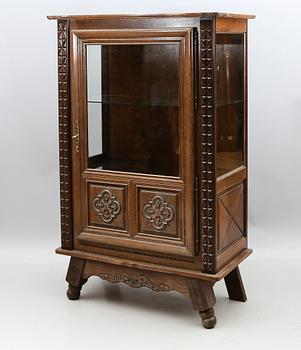 VITRINSKÅP, 1900-talets första hälft.