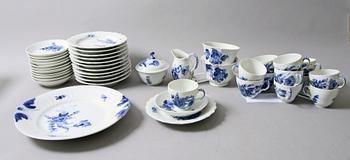 SERVISDELAR, porslin, 28 delar. Royal Copenhagen. "Blå Blomst".