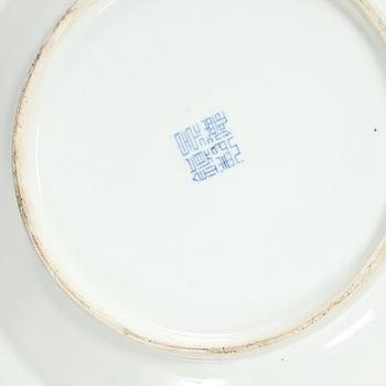 YTTERFODER med UNDERFAT, ett par, porslin, Kina, 1900-tal.