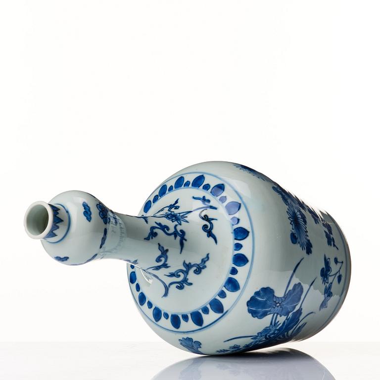 A blue and white Transtional vase, 17th Century.