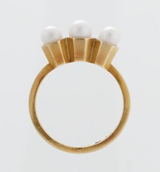 Wiwen Nilsson, WIWEN NILSSON, ring, Lund 1947, 18 k guld med tre pärlor.