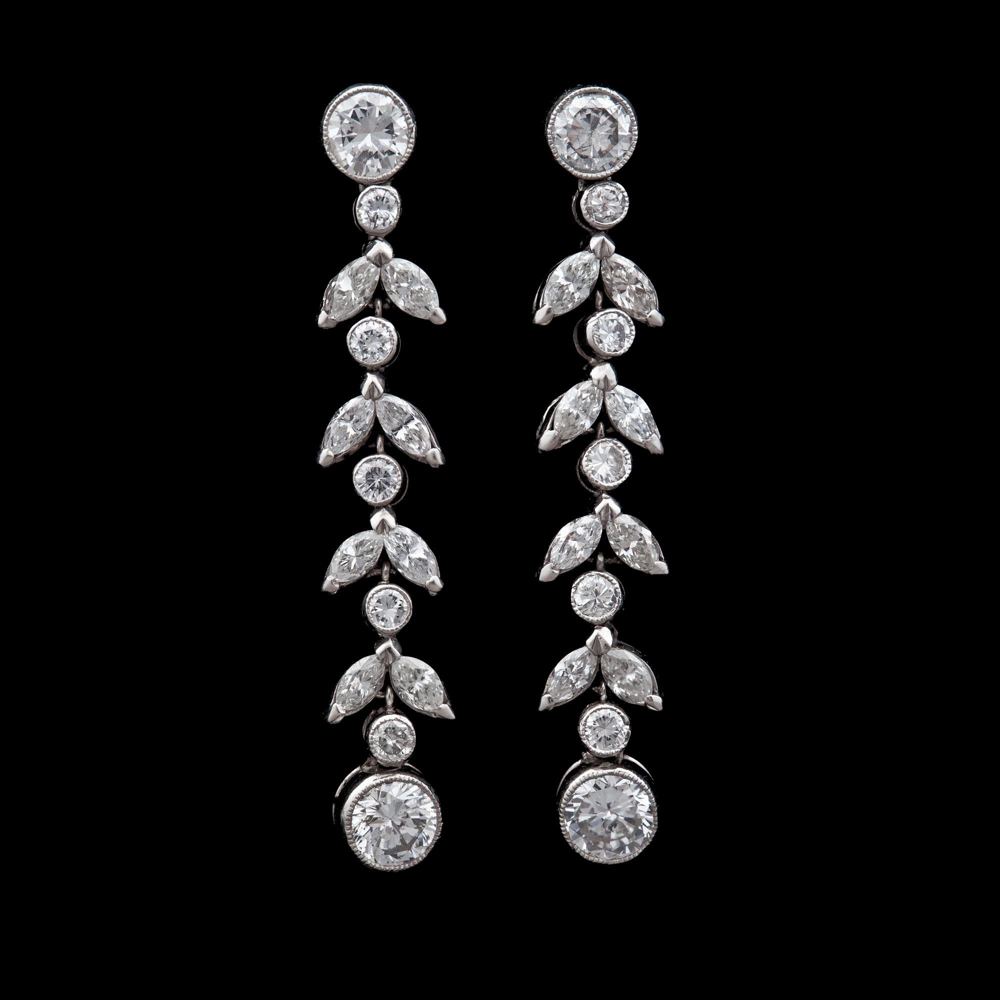 ÖRHÄNGEN, olikslipade diamanter tot. ca 2 ct.