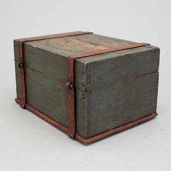 A painted box with motif from the Swedish American Line early 20th century.