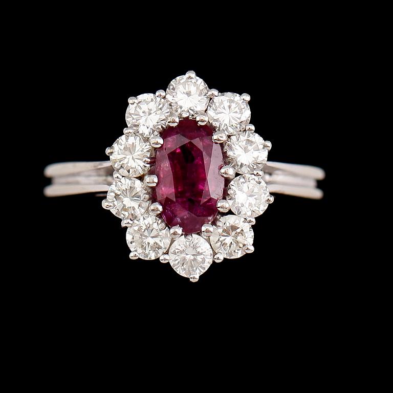 RING, 18 k vitguld, rubin och briljantslipade diamanter.