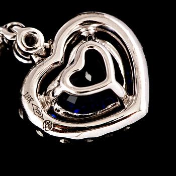 ÖRHÄNGEN, 18k vitguld med fasett och briljantslipade diamanter 0.67 ct och fasettslipade blå safirer, 1.92 ct. Vikt 3 g.