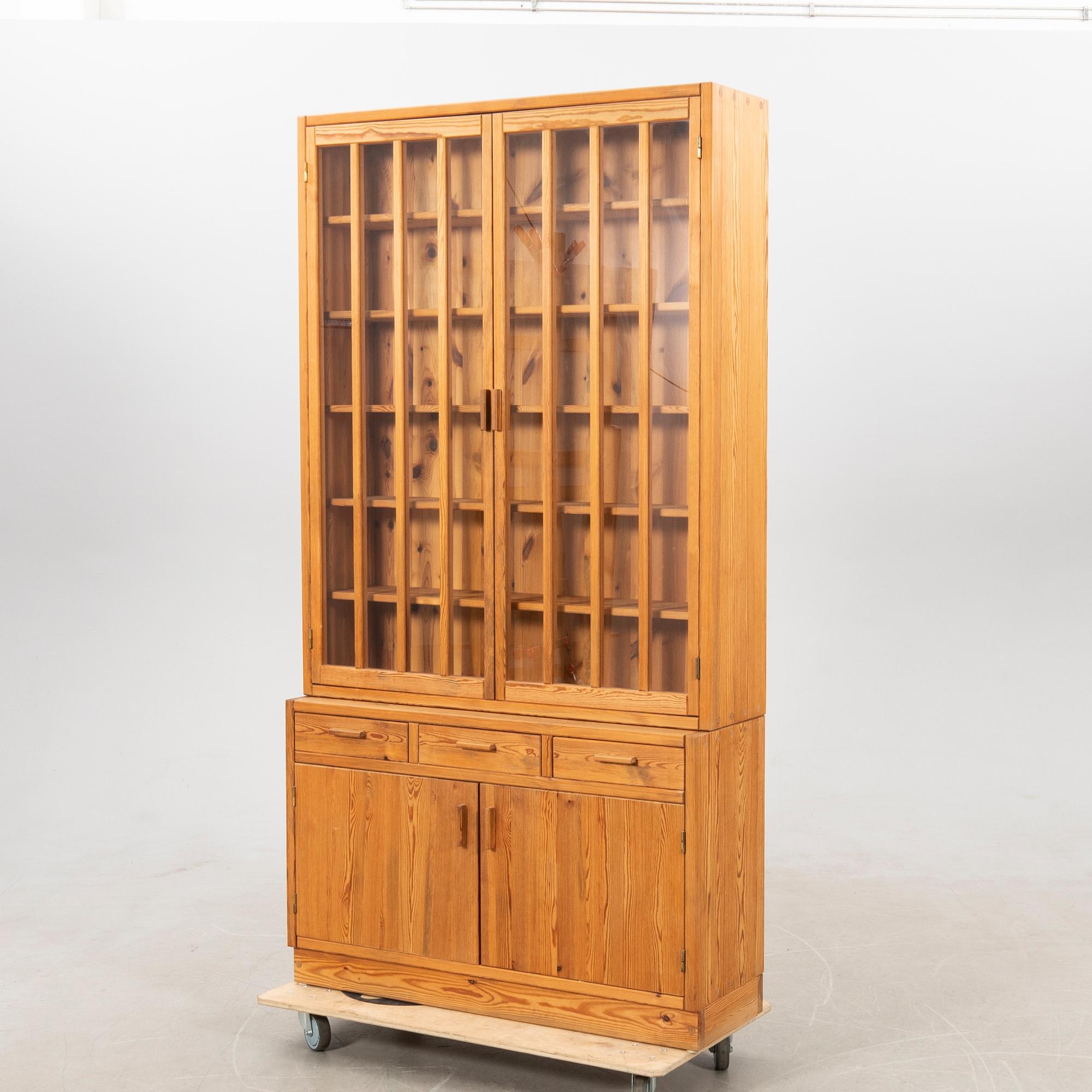 Vitrinskåp, Sven Larssons Möbelshop Malmö 1900-talets andra hälft.