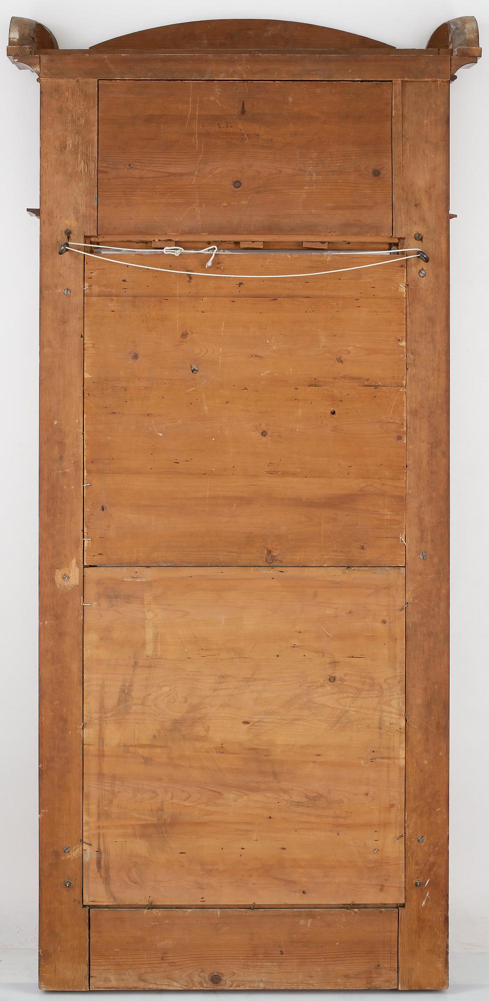 SPEGEL, mahogny samt brännförgylld brons. Karl Johan, 1800-talets början.