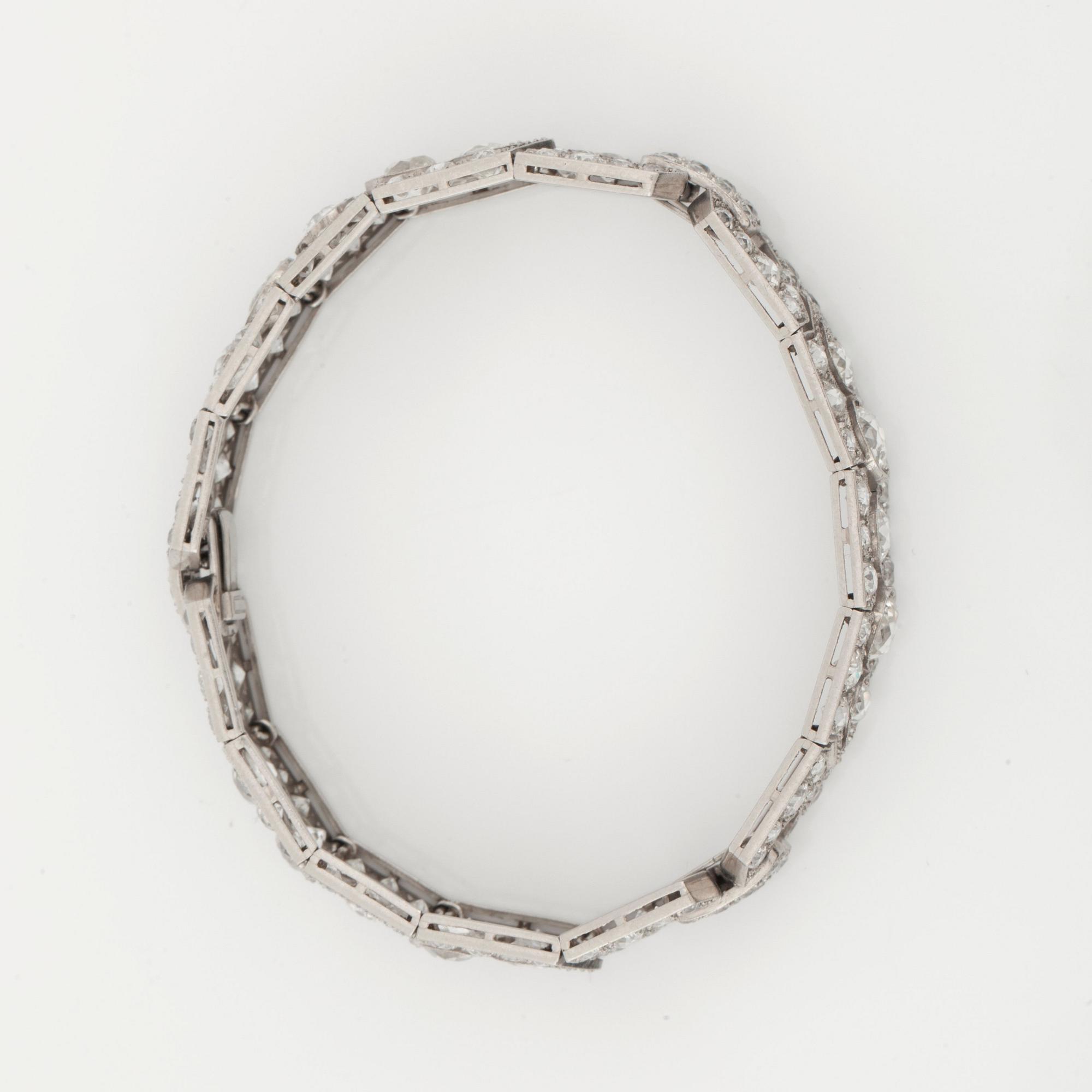 ARMBAND, Art Deco, med briljantslipade diamanter 14.00 cts. Cirka 1920.