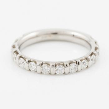 Alliance ring in platinum with round brilliant-cut diamonds, by Patrik af Forselles.