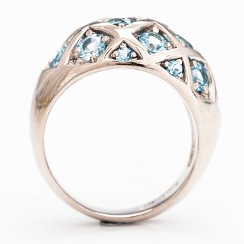 Sormus, 18K valkokultaa, topaaseja. Ofelia Jewelry, Helsinki.