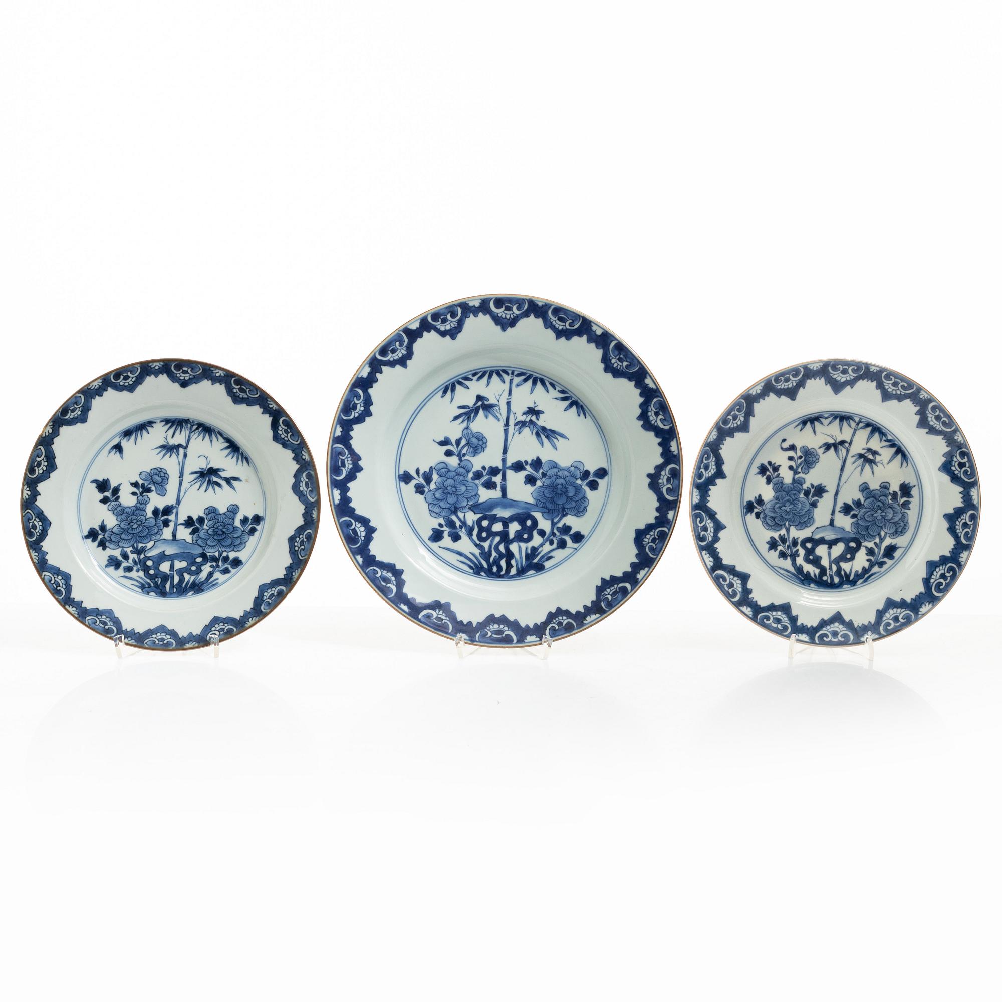 A matching set of two blue and white export porcelain plates and a charger, China, Kangxi (1662-1722).