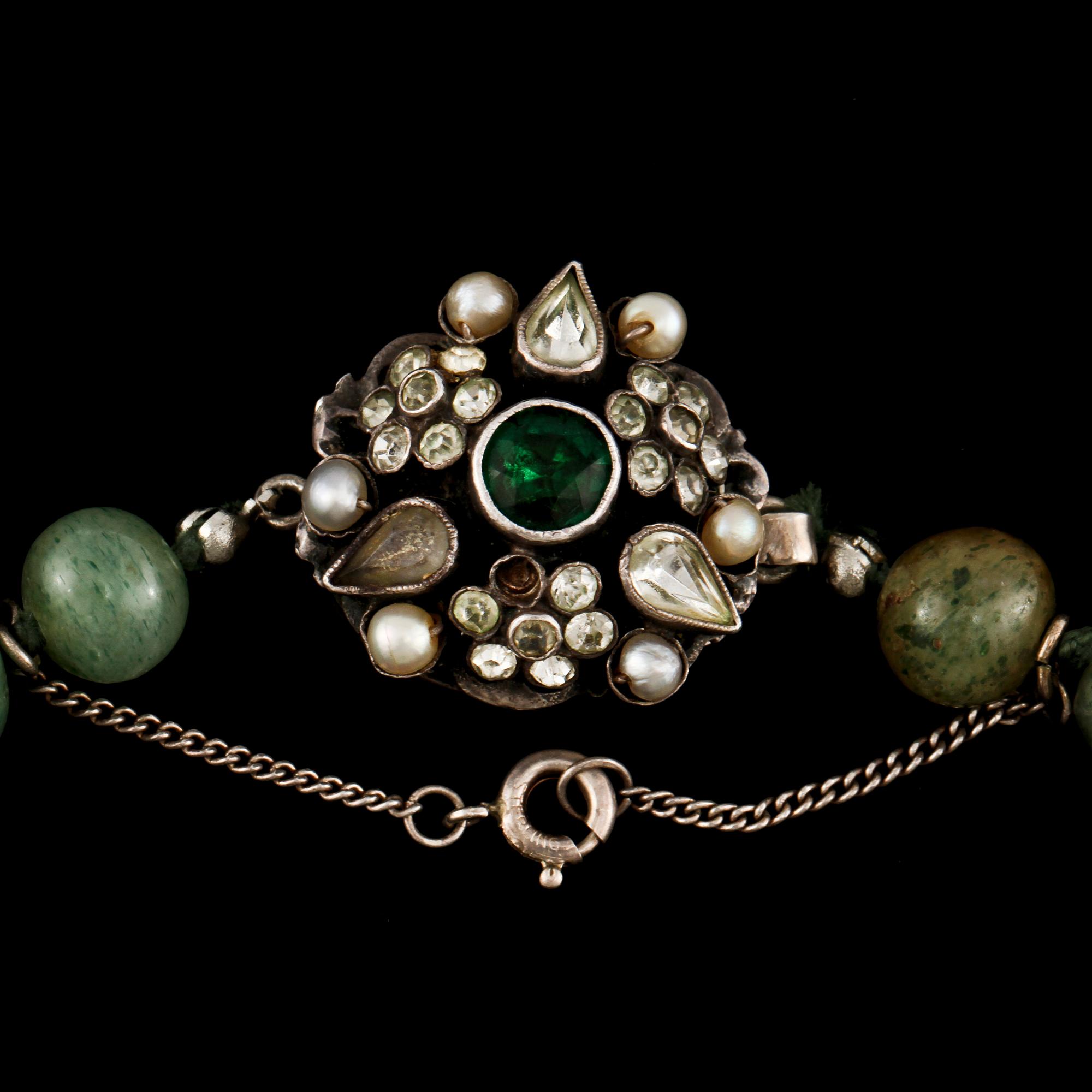 COLLIER, nefrit med lås i silver, importstämplat.