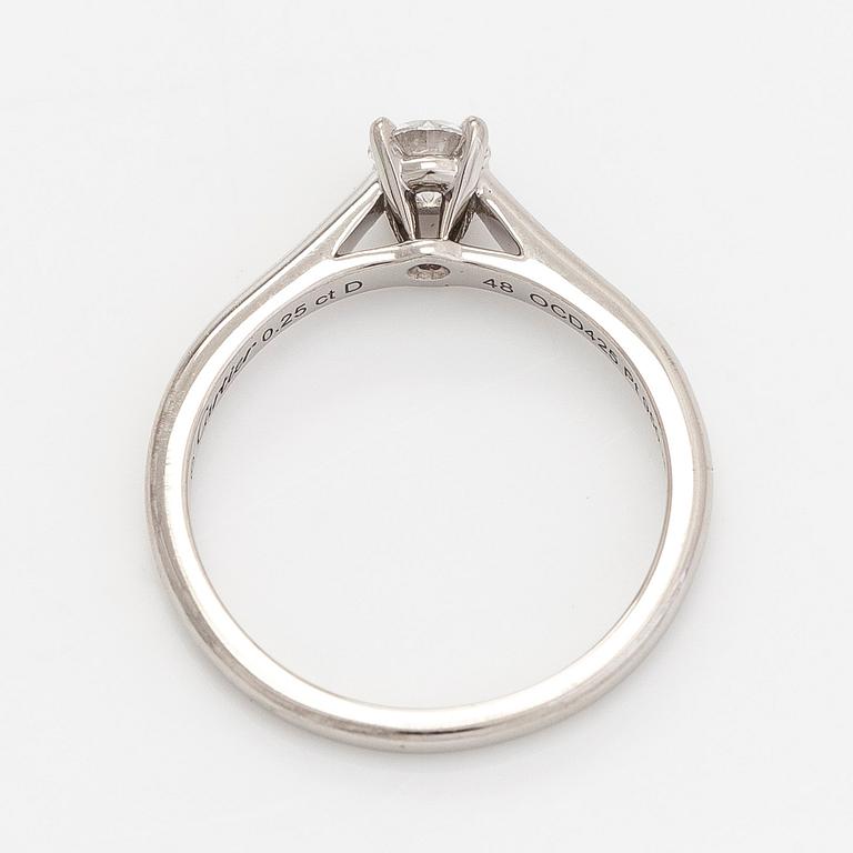 Cartier, sormus, platinaa ja briljanttihiottu timantti n. 0.25 ct. GIA-dossier ja sertifikaatilla.