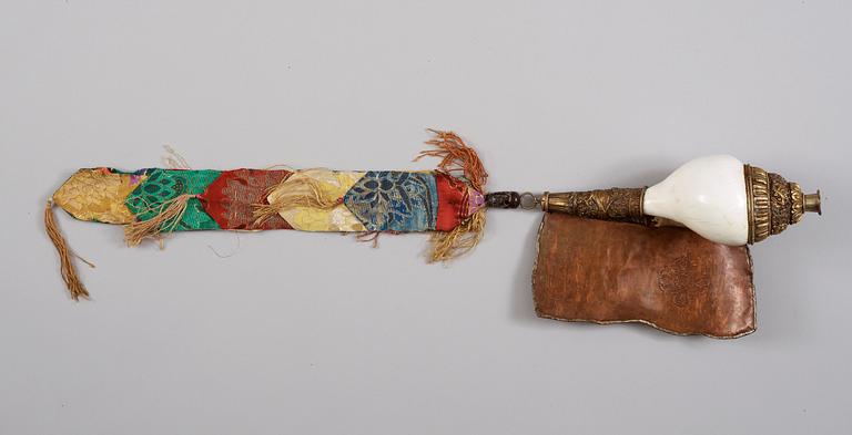 RITUELLT HORN av KONSNÄCKA, förgylld och försilvrad koppar. Tibet, Qing dynastin, 1800-tal.