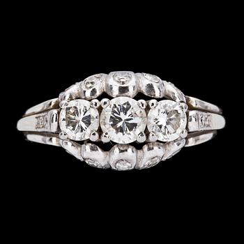 RING, 3 brilliant cut diamonds and smaller diamonds, tot. app. 3 cts.