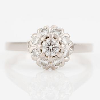 Ring in 18K white gold with round brilliant-cut diamonds.