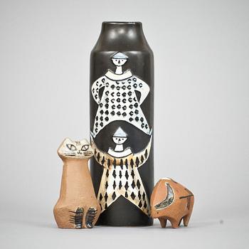 VAS samt FIGURINER, 3 delar, stengods, Lisa Larson, Gustavsberg.
