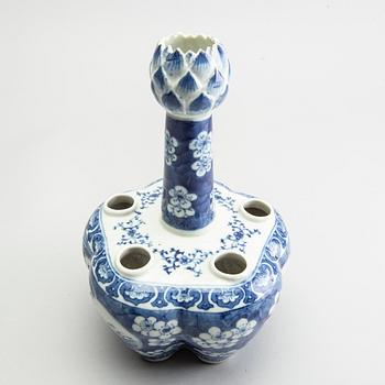 A blue and white tulip vase, Qing dynasty, 19th Century.