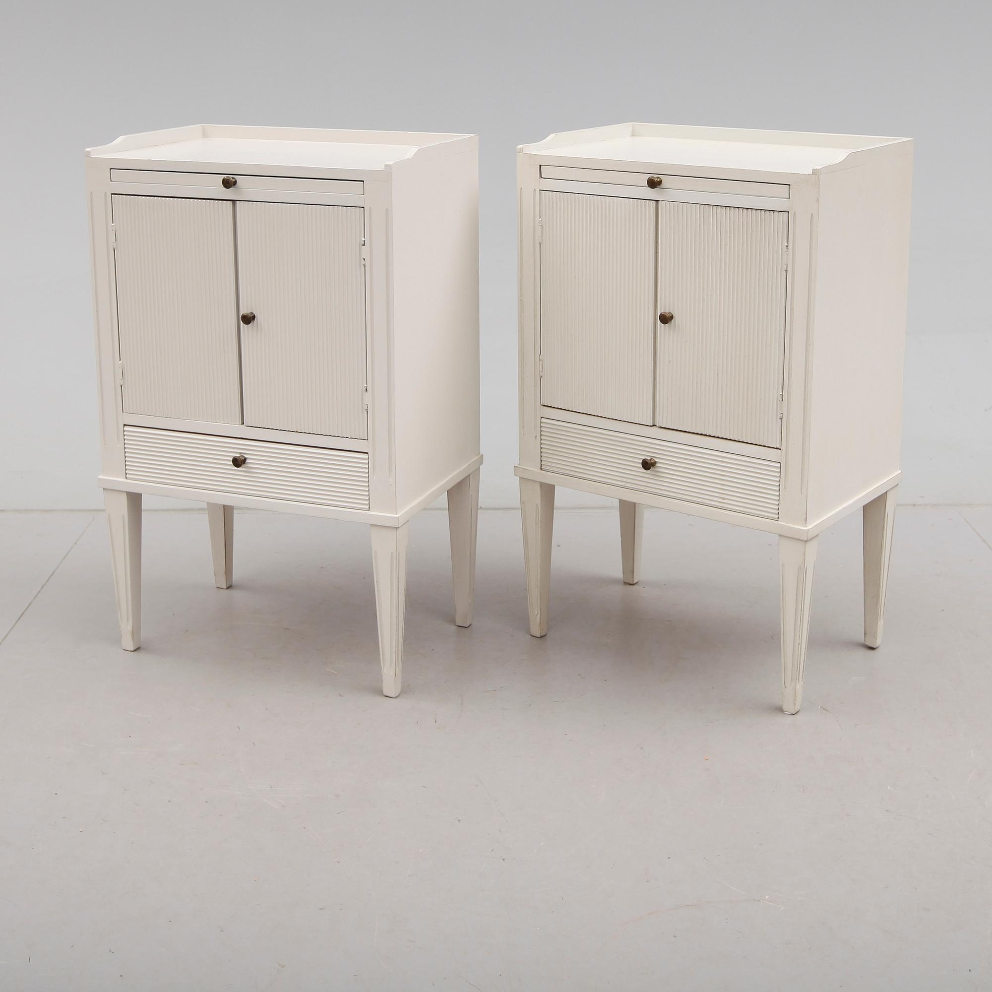 SÄNGBORD, 1 par, gustaviansk stil, 1900-talets andra hälft.