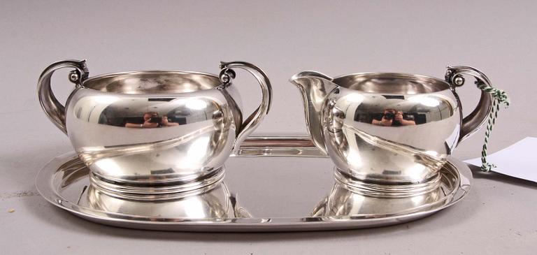 SOCKERSKÅL OCH GRÄDDKANNA PÅ BRICKA. Sterling silver, 1948.