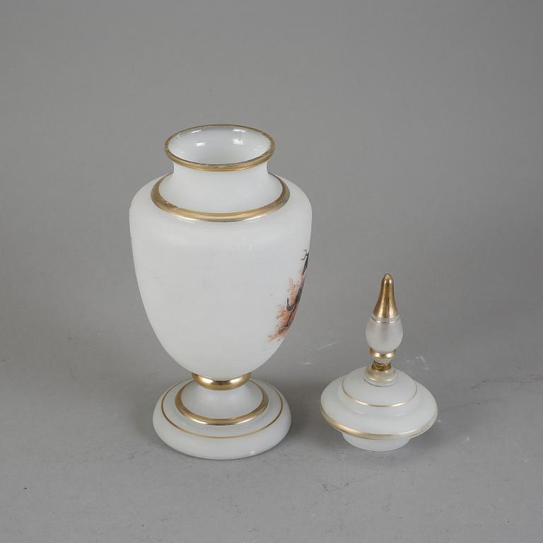 LOCKURNA, opalglas. Möjligen Frankrike, 1800-talets sista kvartal.