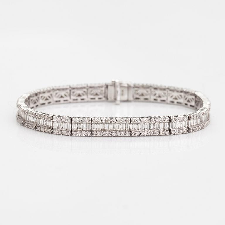 An 18K white gold bracelet with diamonds ca. 7.42 ct in total according to engraving.