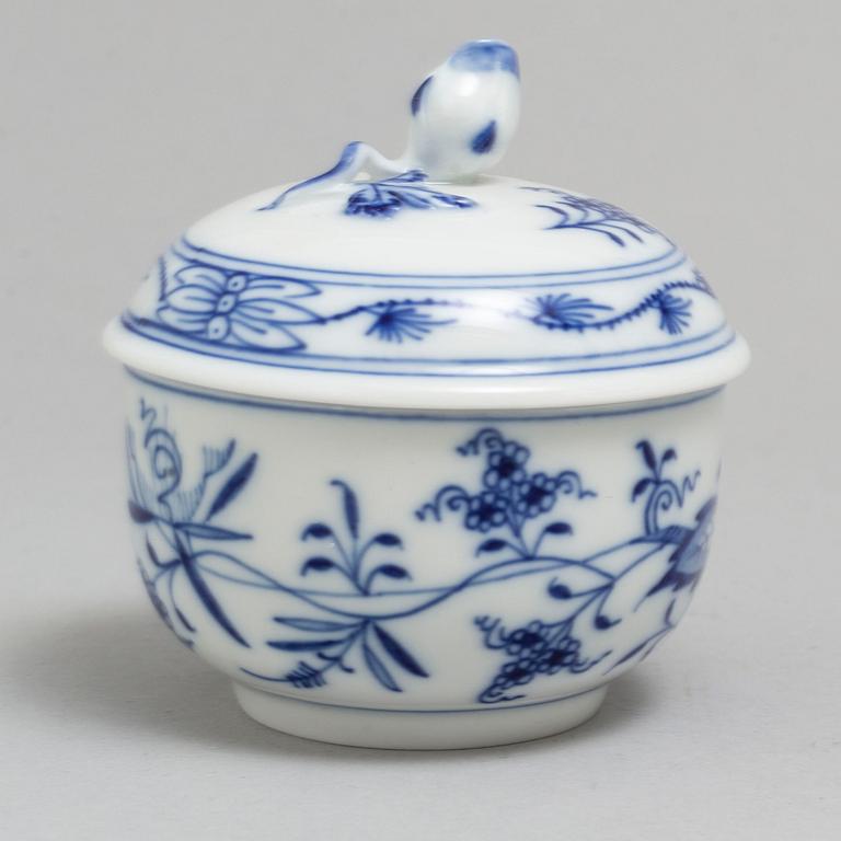 A Meissen part 'Blue Onion' coffee and dinner porcelain service, Germany, 20th century (33 pieces).