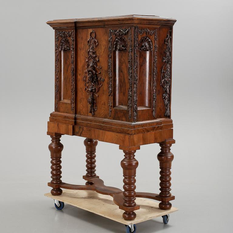 SKÅP, delvis barock och 1700-tal.
