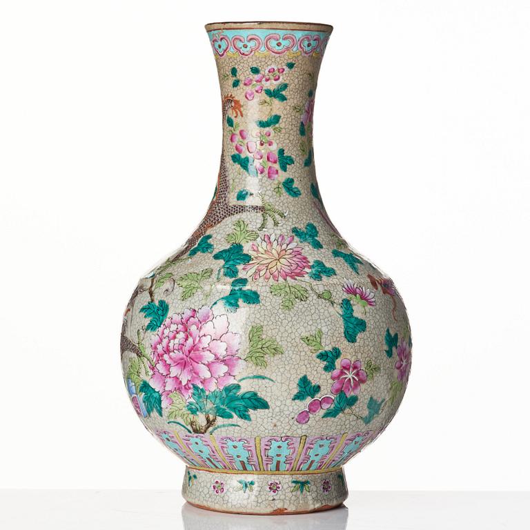 A ge glazed Chinese vase, late Qing dynasty, circa 1900.