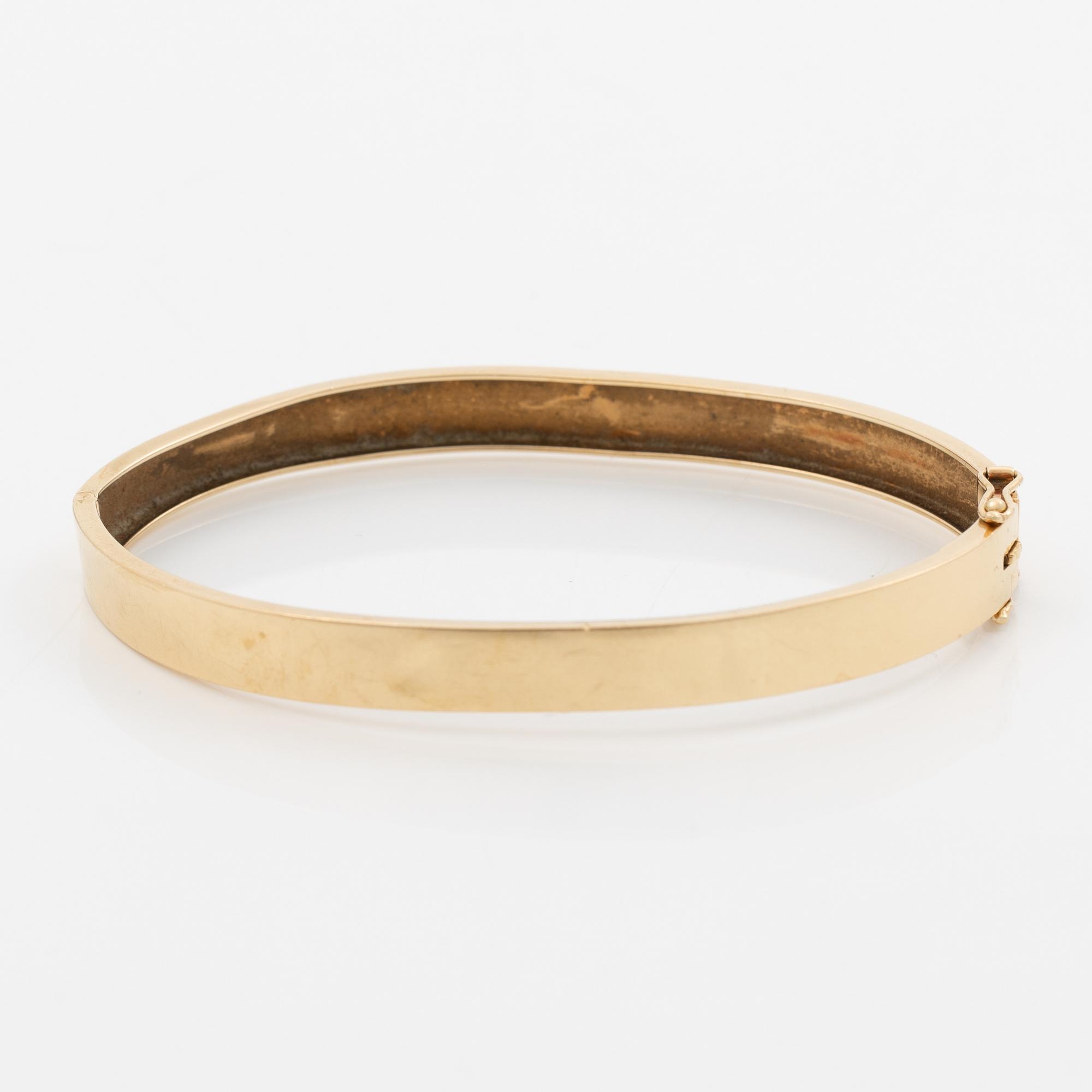 18K gold bracelet.