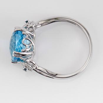 RING, 14K vitguld, blå topas, safirer och diamanter.