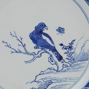 A blue and white serving dish, Qing dynasty, 18th century.