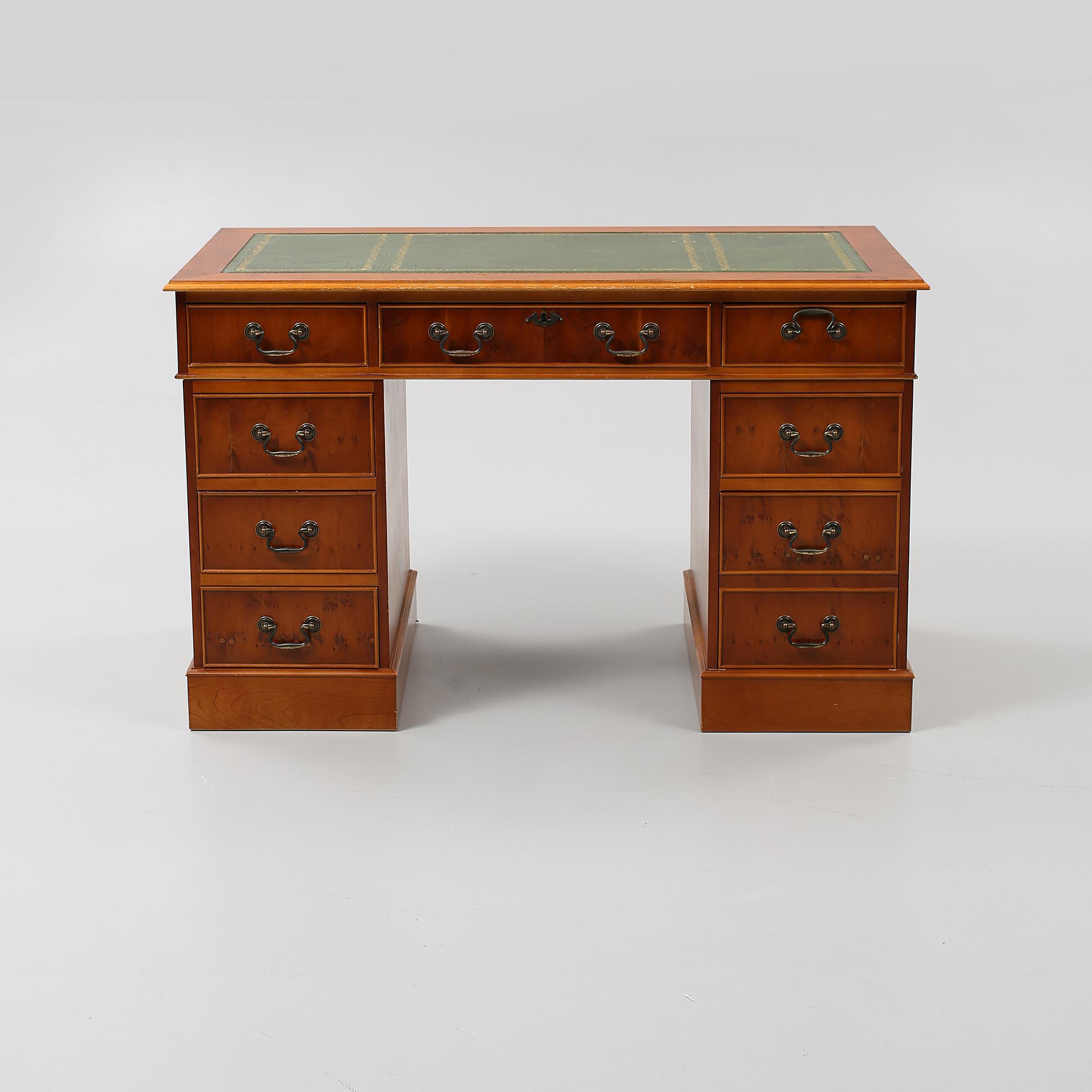 SKRIVBORD, Engelsk stil, 1900-talets andra hälft.