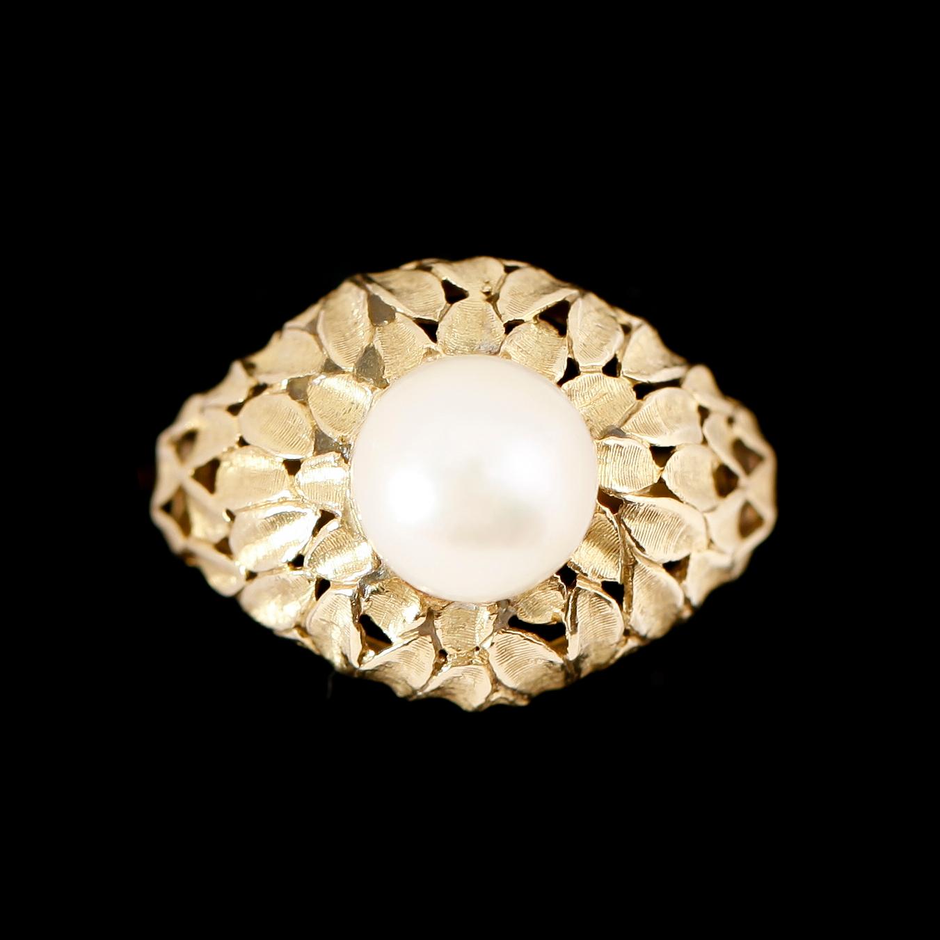 RING, 18 k, guld, med odlad pärla. Total vikt ca 5 g.