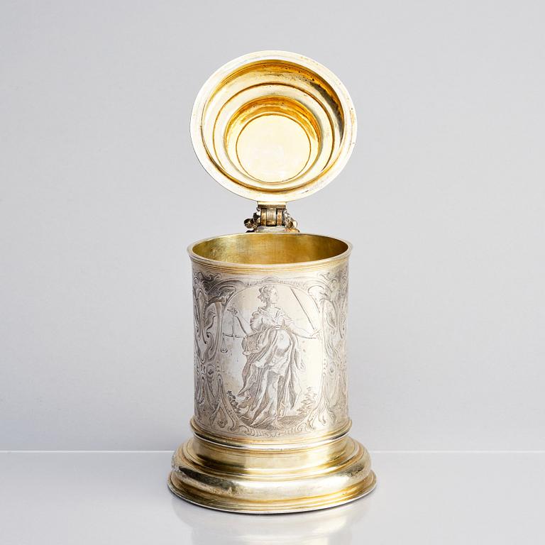 A German parcel-gilt silver tankard, mark of Walter Kopman, Hamburg (1649-1688).