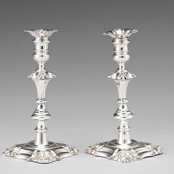 149. Paul de Lamerie och David Willaume, ljusstakar, ett par lika, silver, London 1748, George II.