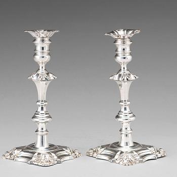 A matched pair of English 18th century silver candlesticks, mark of Paul de Lamerie and David Willaume, London 1748.