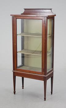 VITRINSKÅP, louis XVI-stil, 1900-tal.